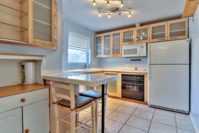 Building Photo - 2 bedroom, 1 bath condo close to Blair Par...