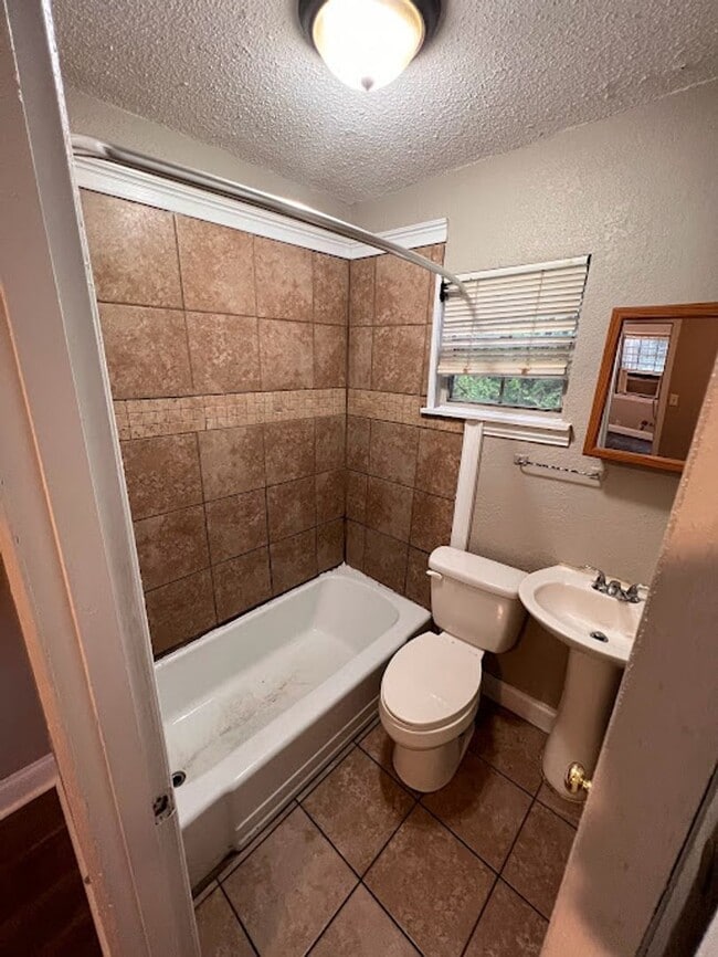 Building Photo - Home minutes away from the interstate and downtown Chattanooga