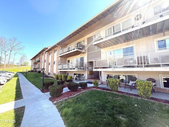 Building Photo - 1225 Carriage Cir