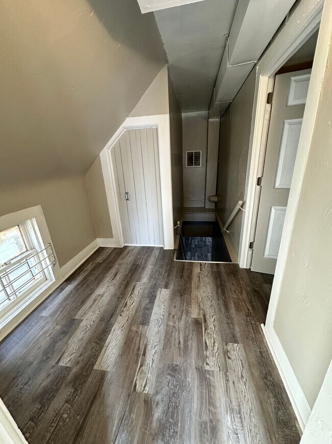 Building Photo - Spacious Single Family Home Ready for Rent in Great Neighborhood