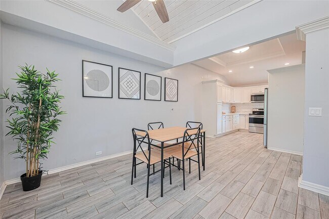 Building Photo - 8711 Pines Pl Dr