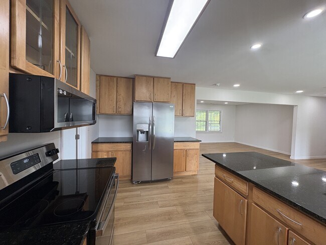 Building Photo - 499 Greenwell Ct