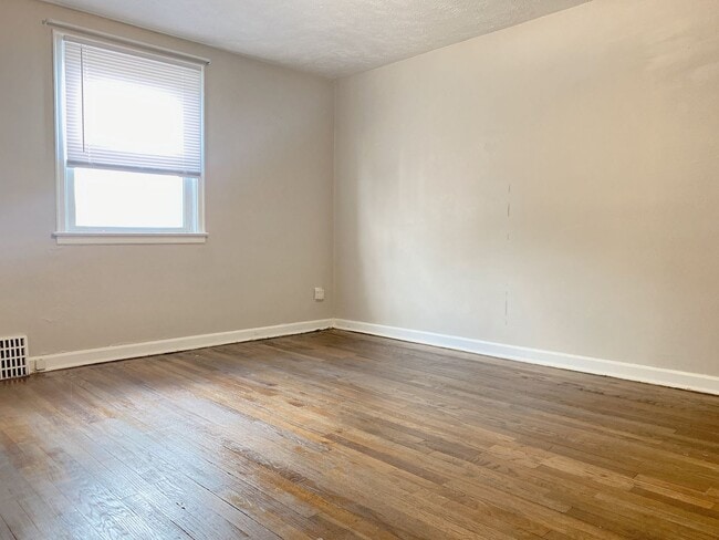 Building Photo - Large 2 bed 1 bath duplex with one car att...