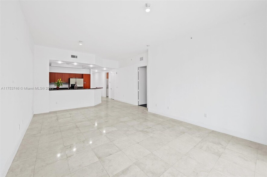 Building Photo - 15051 Royal Oaks Ln