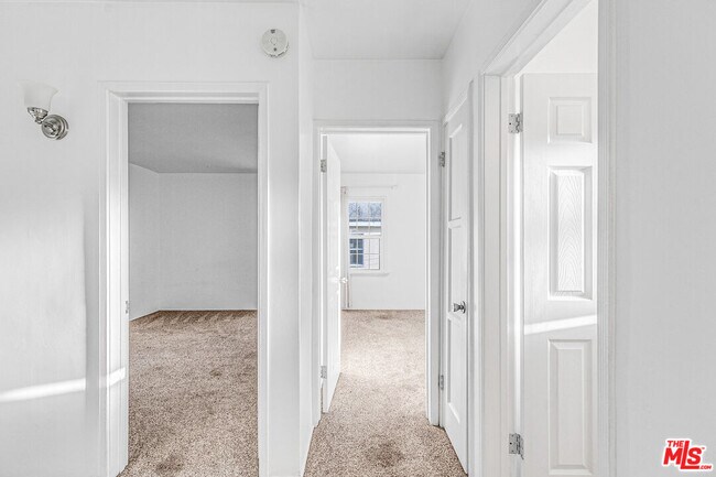 Building Photo - 1352 Ocean Park Blvd