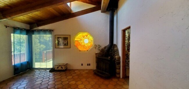 Building Photo - Escape to Your Own Private Retreat Among the Oaks