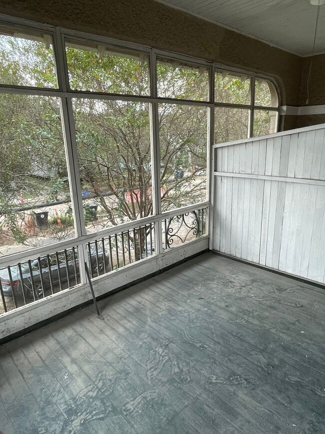 Building Photo - 1BD/1BA on Broadway St. Shared Laundry on ...