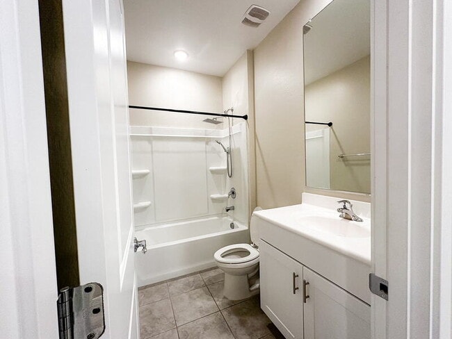 Building Photo - 40523 W Shaver Dr