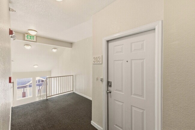 Building Photo - 2 Bed 2 Bath Condo With Balcony!