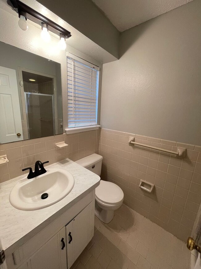 Building Photo - 3 bed room home for rent in Moore!  2 baths, 2 car garage with fenced yard near Santa Fe and SW 4...