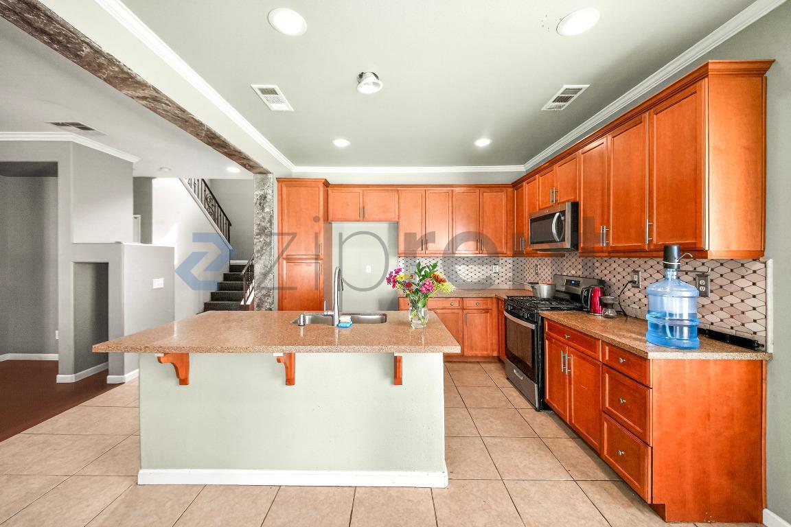 Building Photo - 619 W Ave H 13