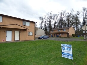 Building Photo - Rent Special: FREE First Full Month's Rent - 2 bed Townhome