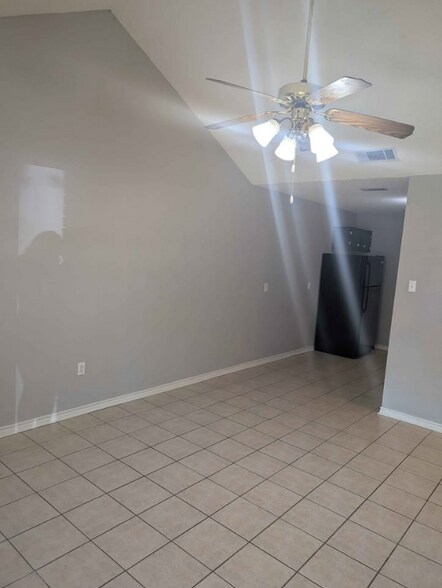 Building Photo - 203 W Reagan Ave