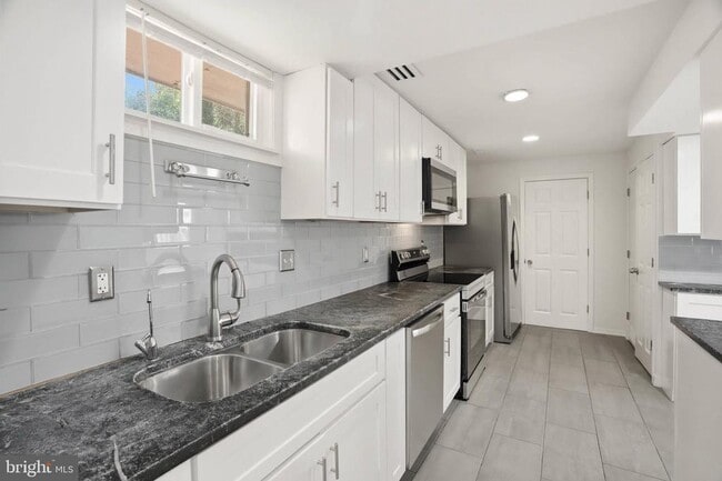 Building Photo - 9518 Blanchard Dr