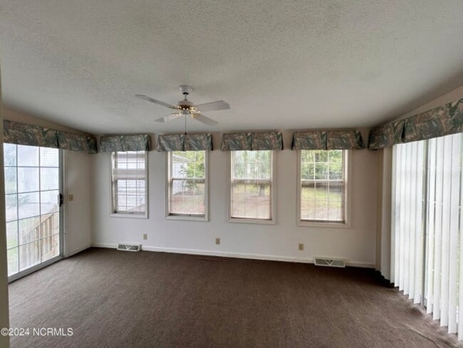 Building Photo - 1075 Captains Ct