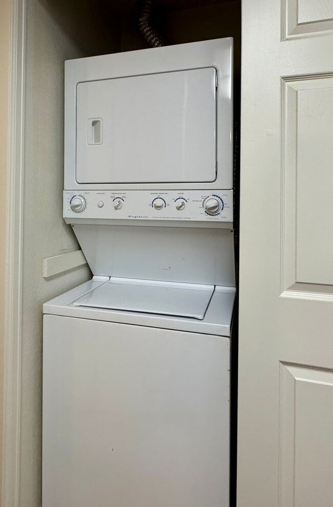 Building Photo - 2 Bedroom 1 Bath In Aurora Available NOW!!