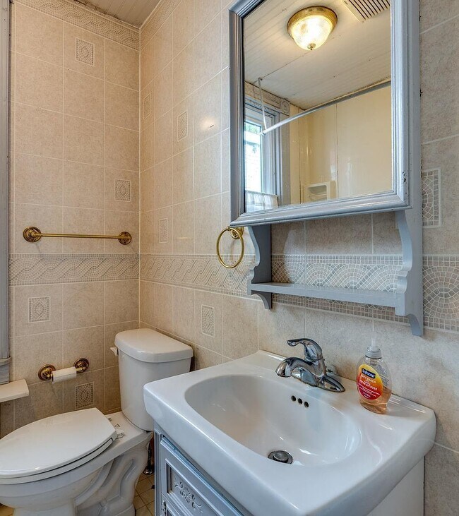 Building Photo - 524 Howard Ave