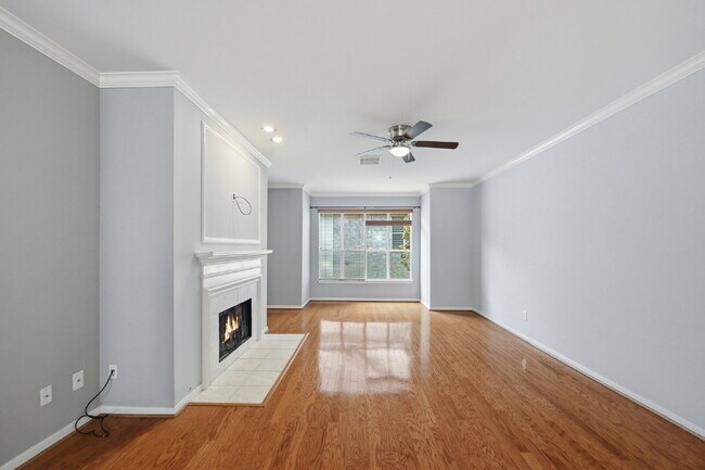 Building Photo - "Chic Urban Living: Spacious 2-Bed, 2-Bath Townhouse in Houston's Heart!"