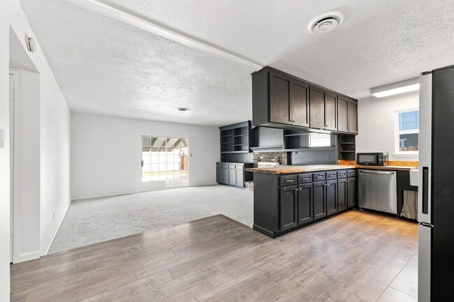 Building Photo - 6285 Edgewood Way