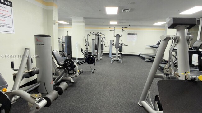 Building Photo - 400 Kings Point Dr