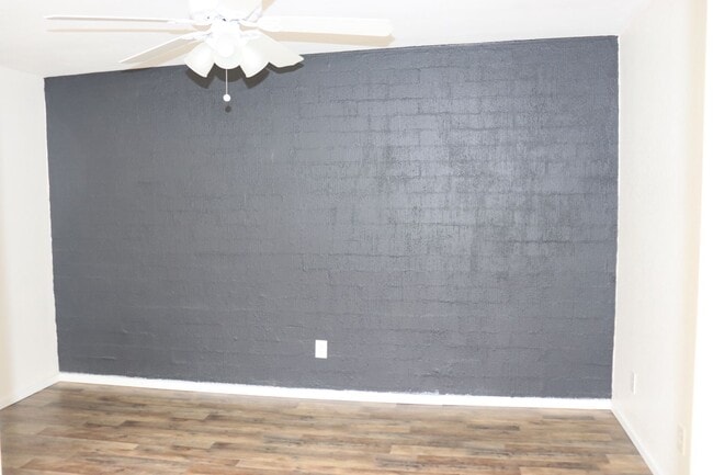 Building Photo - 5 Bedroom, 2 Bathroom