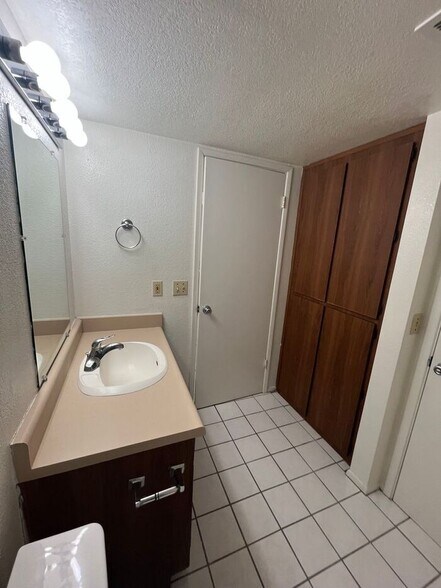 Building Photo - 1201 S McClintock Dr