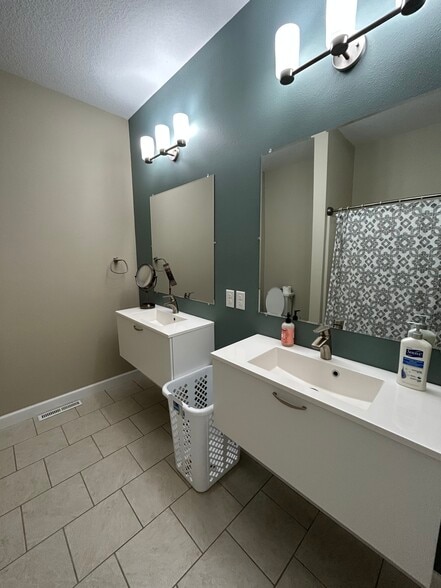 Building Photo - 3053 Bluestem Trl