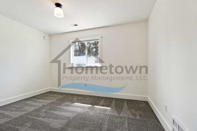 Building Photo - 4 Bedroom 4 Bathroom Home with Attached 2-...