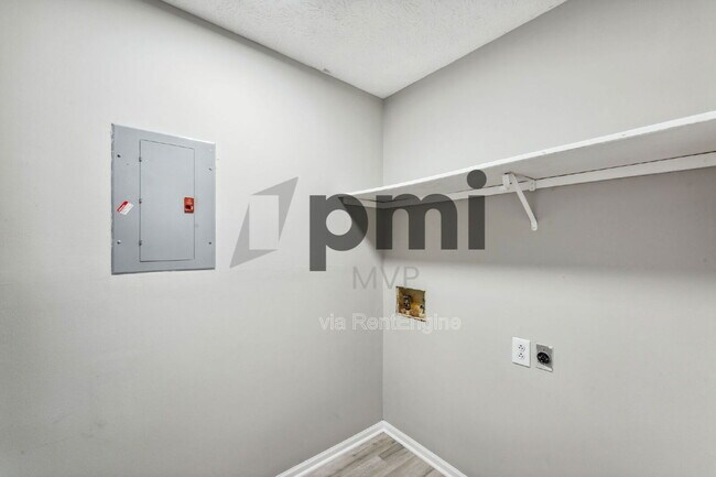 Building Photo - 3783 Petzinger Rd