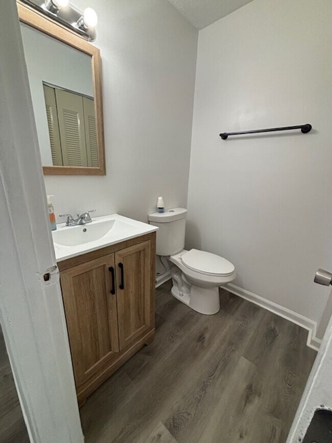 Building Photo - 1204 Clear Ridge Ln