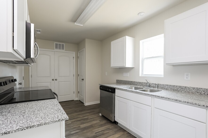 Building Photo - 2211 Samuel Ln