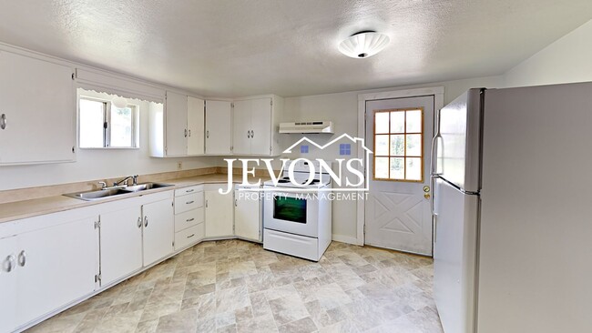 Primary Photo - Pet-friendly single-family home in Tieton ...