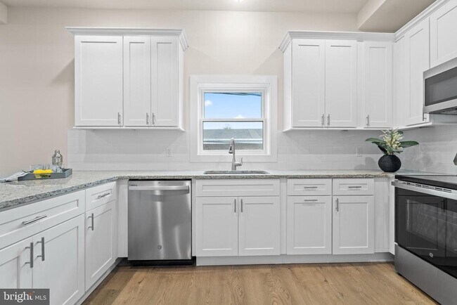 Building Photo - 30 W Broad St