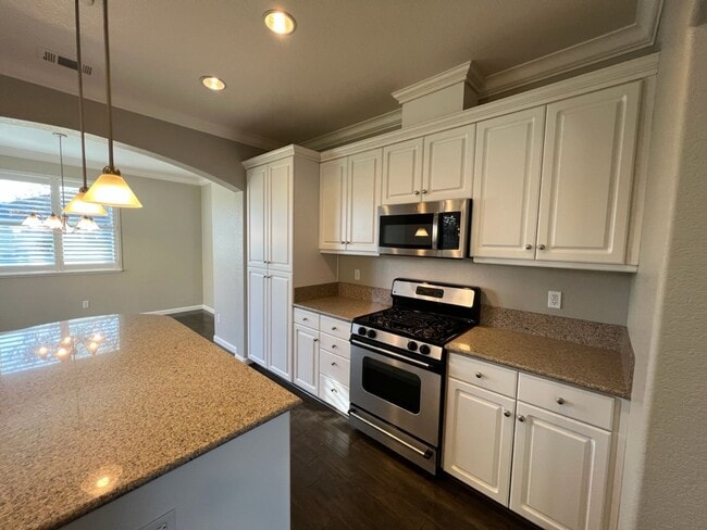 Building Photo - Well-appointed single-story home located walking distance to Manteca's Woodward Park!