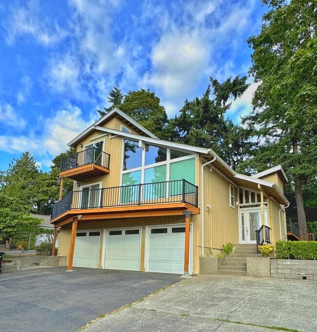 Building Photo - Mercer Island gem - 4 BD 2.5 Ba in Beautiful Mercer Island with new heat pump installed