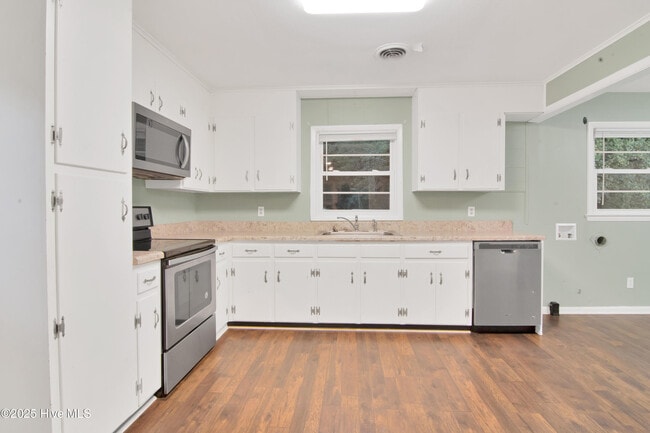 Building Photo - 300 Long Acres Dr