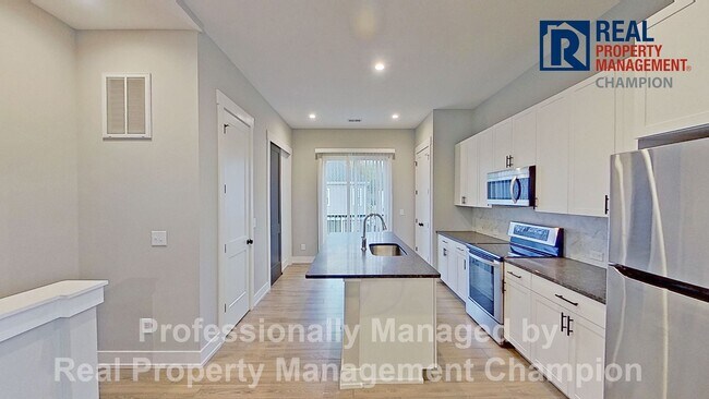 Building Photo - Bright & Open End Unit Townhome