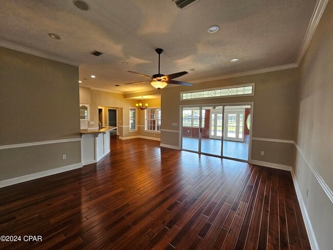 Building Photo - 2103 Coral Dr