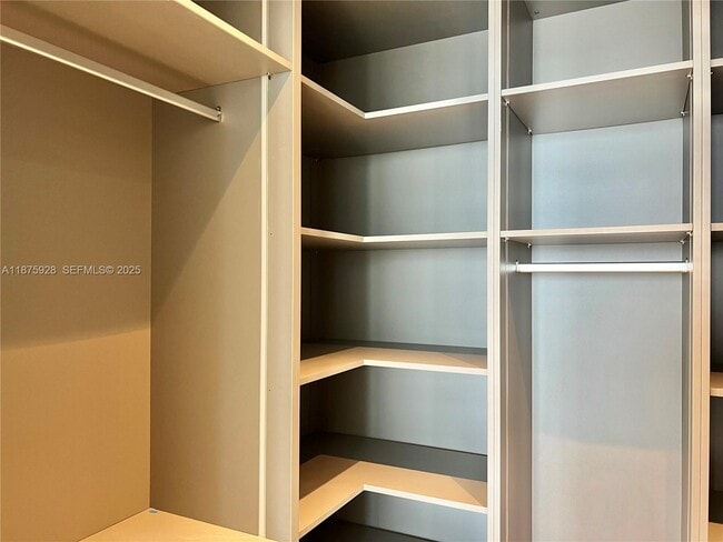 Building Photo - 700 NE 24th St