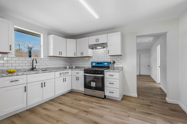 Building Photo - BEAUTIFUL- UPDATED 3 bedroom 1 Bath in Cle...