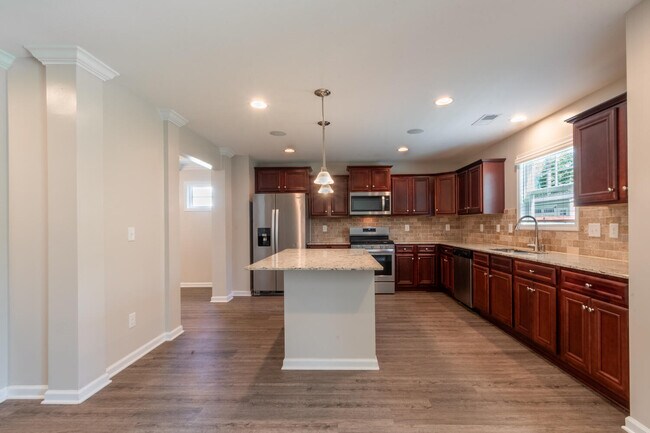 Building Photo - 3733 Moseley Dr