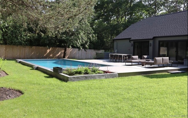 Building Photo - 10 Hampton St