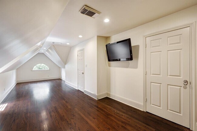Building Photo - 5124 Chevy Chase Dr