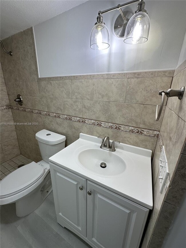 Building Photo - 4174 Inverrary Dr