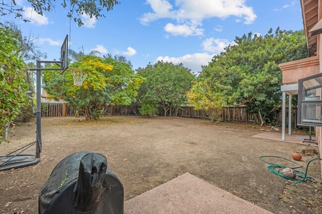 Building Photo - Spacious lot with no back house!