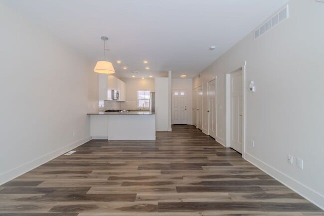 Building Photo - 1502 Simsbury St