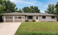 Building Photo - 3 Bed, 1 Bath Home with Fenced Yard & Garage / Available Now!