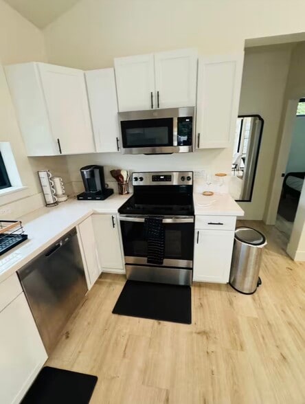 Building Photo - 717 Loma St