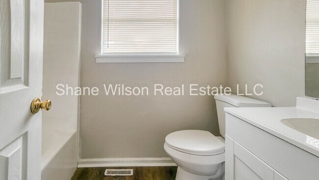 Building Photo - Cute Townhouse Available!