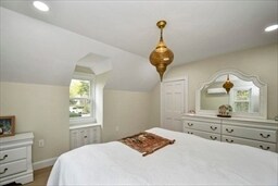 Building Photo - 8 Spruce Park